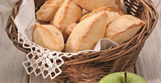 Пирожки с сыром, яблоками и мятой
