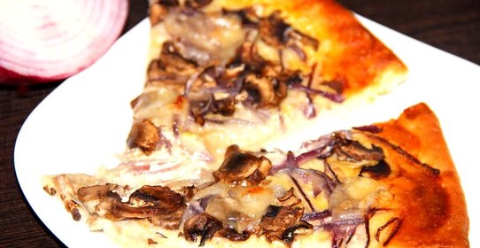 Пицца с шампиньонами и красным луком