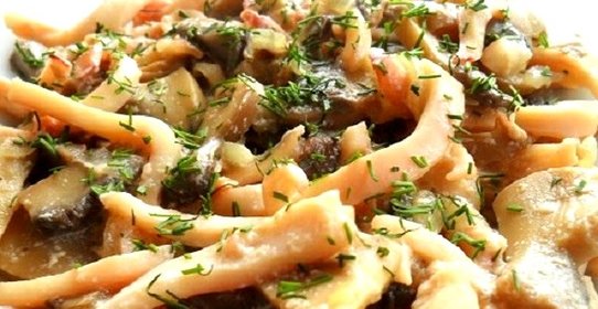 Кальмары с грибами, тушенные в сметане