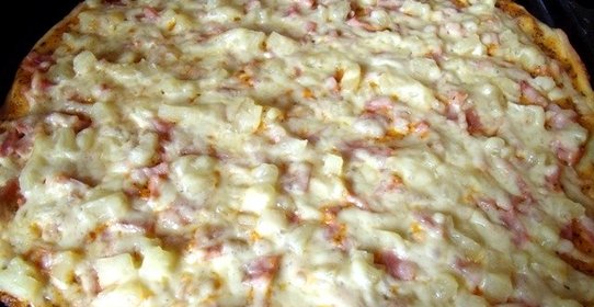 Пицца с ветчиной и ананасами