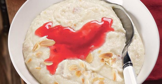 Бубертс - манная каша со взбитыми яйцами под клюквенным соусом