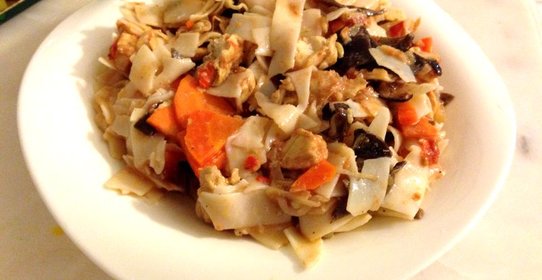 Рисовая лапша с курицей и древесными грибами