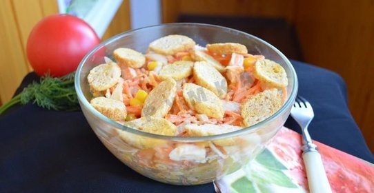 Салат Карусель с корейской морковью и сухариками