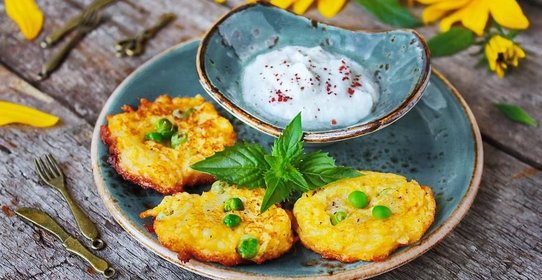 Овощные оладьи из топинамбура с сыром и горошком