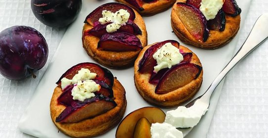 Лепешки со сливами и сыром