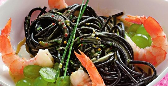 Салат с виноградом, креветками и зеленым айоли