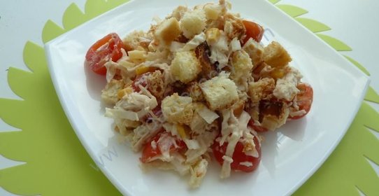 Салат с сухариками и помидорами черри