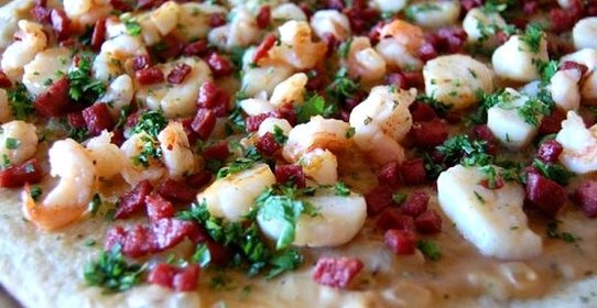 Пицца с креветками и колбасой