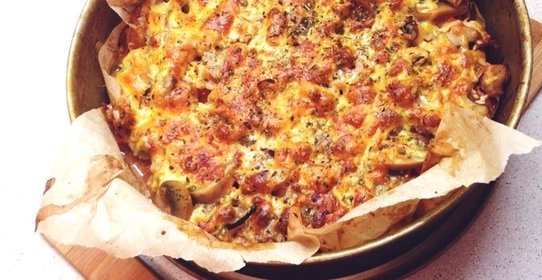 «Пицца» на тесте из куриного филе с помидорами и консервированными грибами