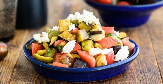 Салат из баклажанов с помидорами, брынзой и оливками