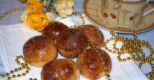 Домашние булочки с персиковым повидлом