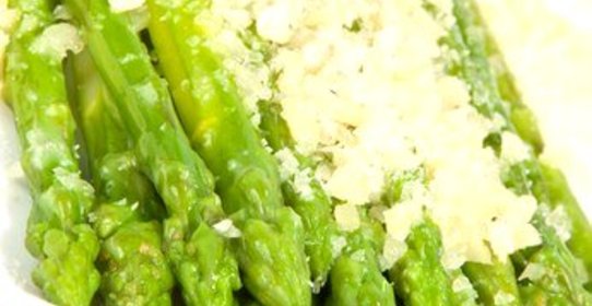 Спаржа с оливковым маслом и пармезаном