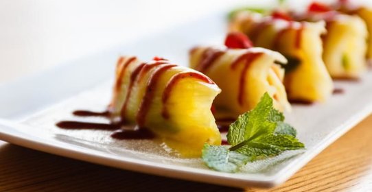 Равиоли из филиппинского ананаса с лаймовым маскарпоне и клубникой