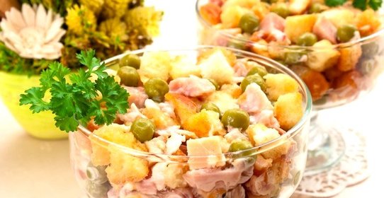 Салат с сухариками, горошком и копченым окорочком