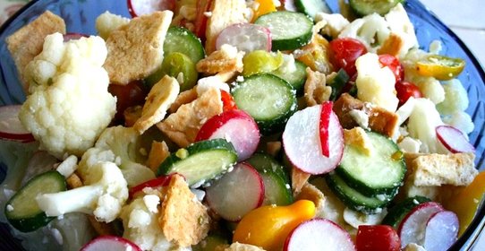 Салат из цветной капусты, огурцов и сухариков