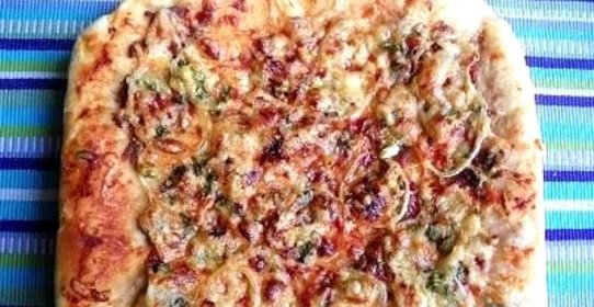Пицца с фаршем и луком
