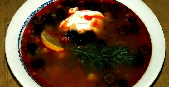 Солянка с копчеными ребрышками