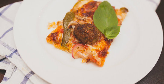 Пицца с мясной начинкой в виде говяжьих фрикаделек