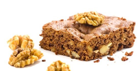 Быстрый песочный торт с орехами и изюмом