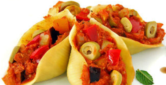 Паста с тушеными овощами, тунцом и оливками