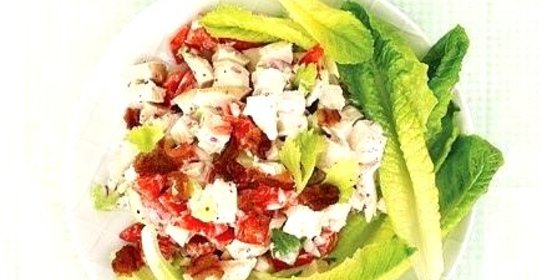 Салат с курицей, беконом и сельдереем