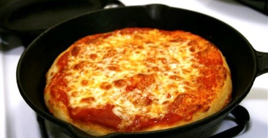 Пицца с курицей на сковороде