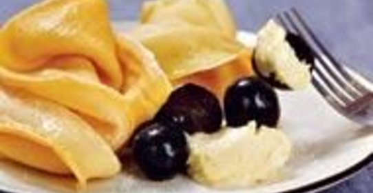 Блины с белым шоколадом и черным виноградом