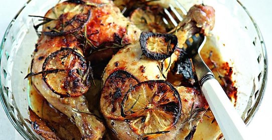 Запеченные куриные окорочка с лимоном, чесноком и травами