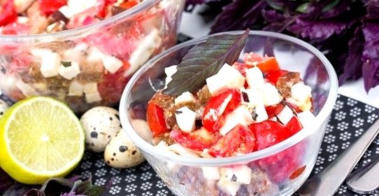 Салат с брынзой ржаными сухариками помидорами и базиликом