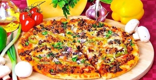 Мясная пицца с грибами и красным луком