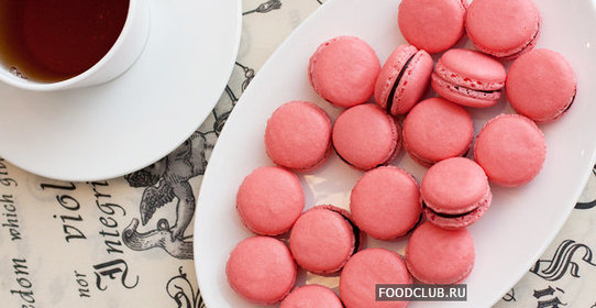 Малиновые макаронс