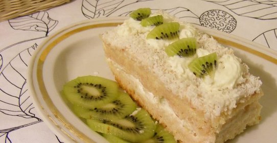 Бисквитное пирожное с киви и сливками
