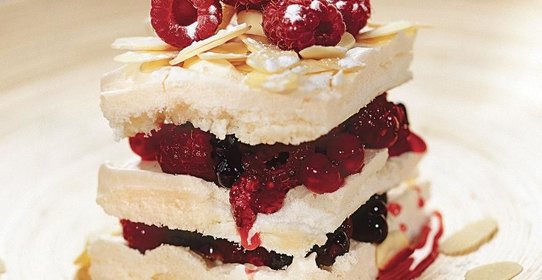 Миндальные пирожные с ягодами