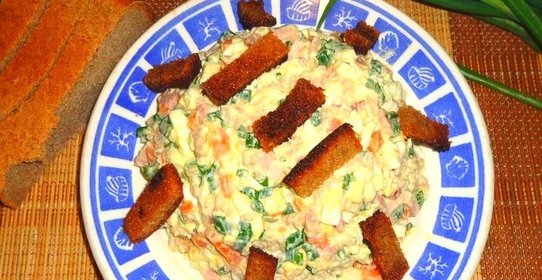 Салат с зеленью и свиной грудинкой