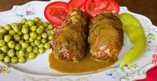 Свинина, фаршированная курагой и луком