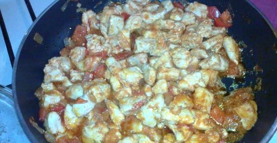 Курица с овощами и томатной пастой