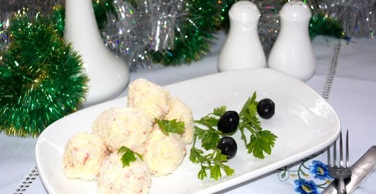 Новогодний салат Снежки из крабовых палочек