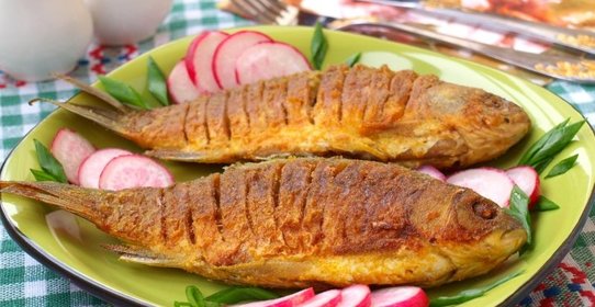 Жареные караси с луком, куркумой и паприкой