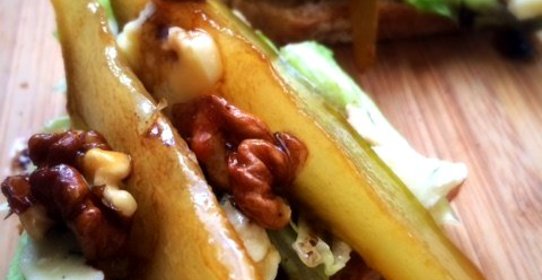 Брускетта с медовой грушей и сыром дор-блю