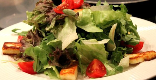 Зеленый салат с сыром, виноградом и кедровыми орешками с винной заправкой