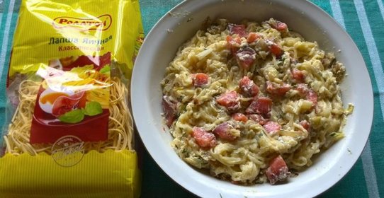 Яичная лапша с копченой семгой