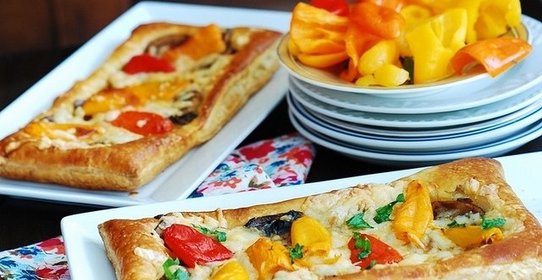 Пицца с моцареллой и грибами