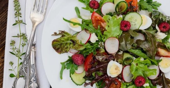 Малиновый салат с моцареллой и сезонными овощами