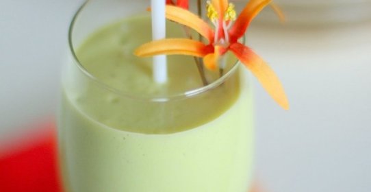 Смузи из авокадо и персика