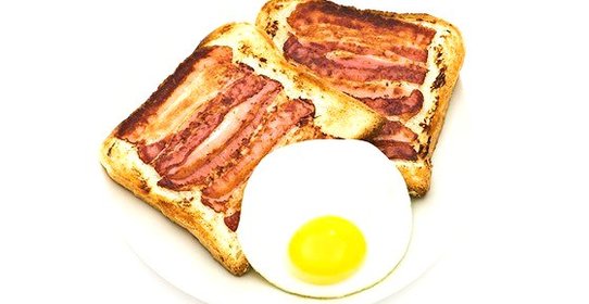 Жареная ветчина на ломтиках хлеба