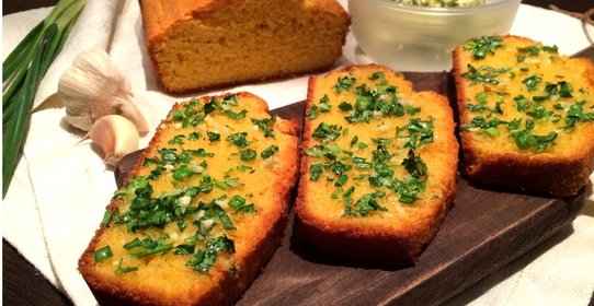 Кукурузный хлеб с зеленью и чесноком