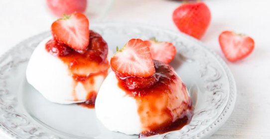 Бланманже на кокосовом молоке с быстрым клубничным вареньем