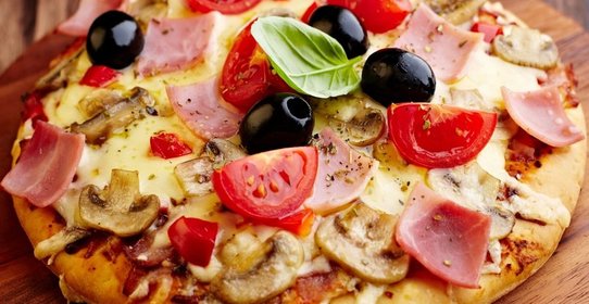 Пицца с ветчиной и моцареллой