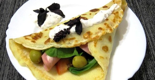 Закусочные блинчики с ветчиной и сметанным соусом