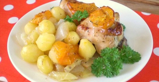 Курица, тушенная с овощами в духовке